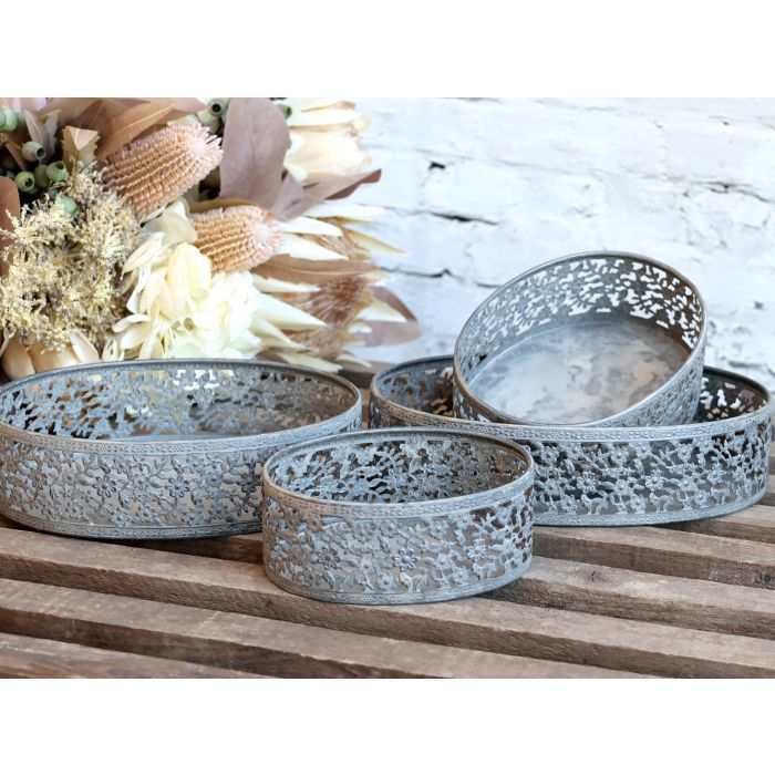 Trays w. lace edge set of 4